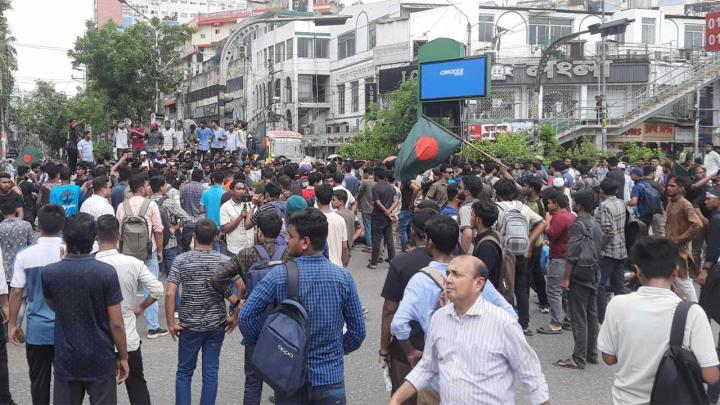 সাইন্সল্যাব মোড়ে ঢাকা কলেজ শিক্ষার্থীদের অবরোধ, যানচলাচল বন্ধ