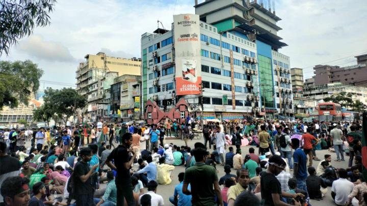 রাজধানীর গুলিস্তান জিরো পয়েন্টে জবি শিক্ষার্থীদের অবরোধ