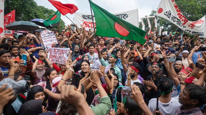 শাহবা‌গে সেনাবা‌হিনী‌কে ফুল দি‌চ্ছেন শিক্ষার্থীরা