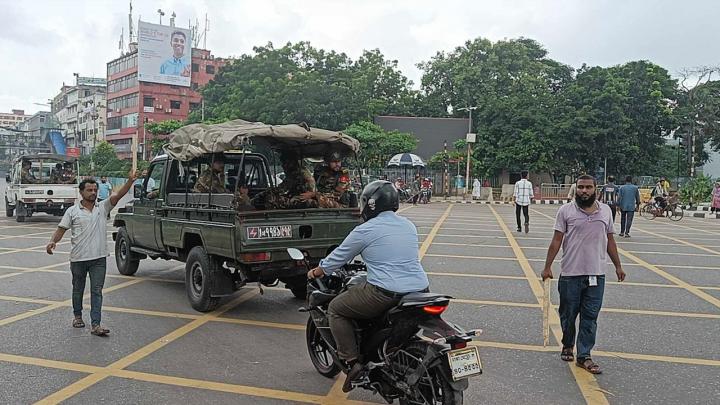 রাস্তায় নেই ট্রাফিক পুলিশ, সিগন্যালে শিক্ষার্থীরা