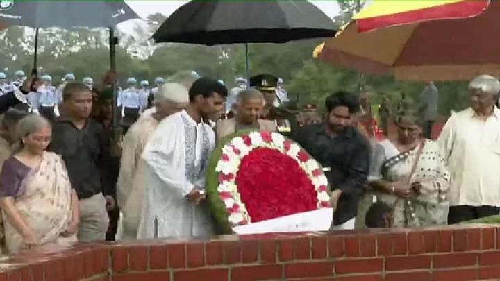 স্মৃতিসৌধে শহীদদের প্রতি অন্তর্বর্তী সরকারের উপদেষ্টাদের শ্রদ্ধা