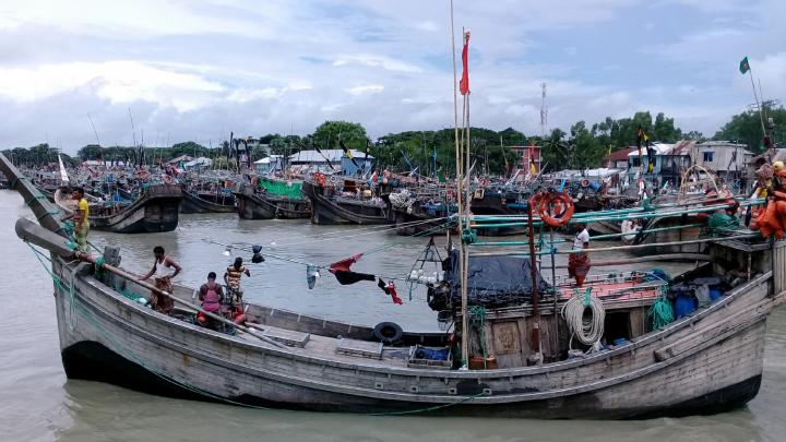 বৈরী আবহাওয়ায় হতাশ উপকূলের জেলেরা