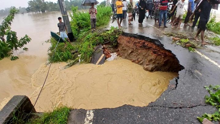 শেরপুরে পাহাড়ি ঢলে সড়কে ভাঙন, যোগাযোগ বিচ্ছিন্ন