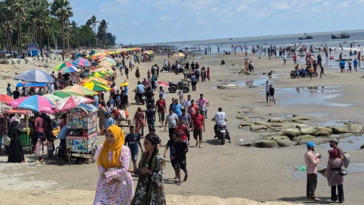 প্রাণচাঞ্চল্য ফিরেছে পর্যটকদের পদচারণায়  সাগরকন্যা কুয়াকাটায়