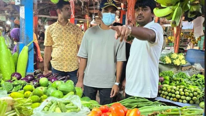 ‘ছদ্মবেশে’ বাজার পরিদর্শনে উপদেষ্টা আসিফ