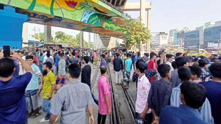 মহাখালীতে রিকশা চালকদের অবরোধ : ট্রেন চলাচল বন্ধ