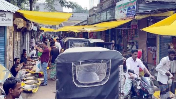 শেরপুরে সড়কে অবৈধ বাজার জনগণের ভোগান্তি,  রাজস্ব হারাচ্ছে সরকার