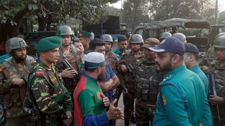 প্রধান উপদেষ্টার কার্যালয়ের গেট অবরোধ : ঘটনাস্থলে সেনা সদস্যরা