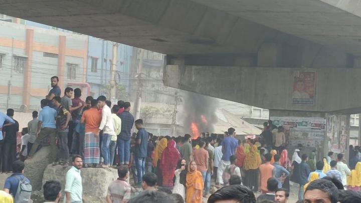 শ্রমিকদের মহাসড়ক অবরোধ-গাড়িতে আগুন, কয়েকটি কারখানায় ছুটি ঘোষণা