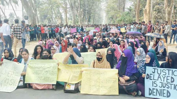 ১৭ মিনিটের অবরোধ শেষে ৬ দাবি জানালেন শিক্ষার্থীরা