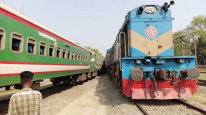 রাজশাহীতে দুই ট্রেনের সংঘর্ষ, এক লাইনে ট্রেন চলাচল বন্ধ